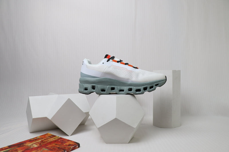 ON クラウドモンスター ランニングシューズ