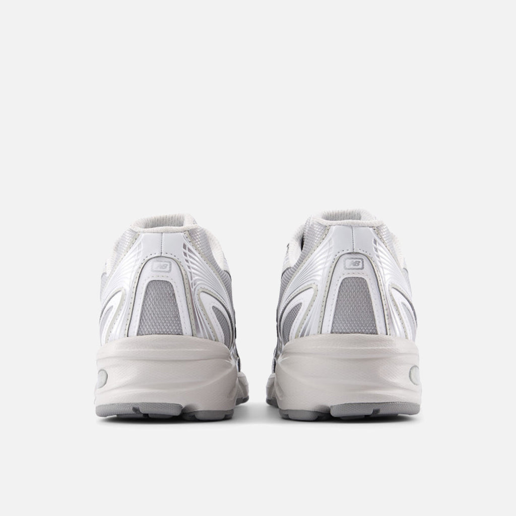 740 - METALLIC SILVER 877 C
